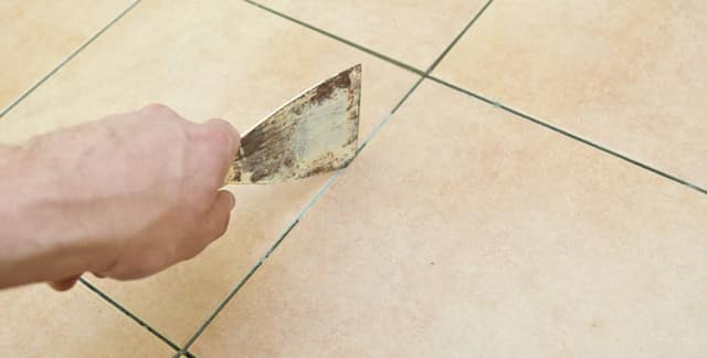 Как легко удалить старую затирку между плиткой?